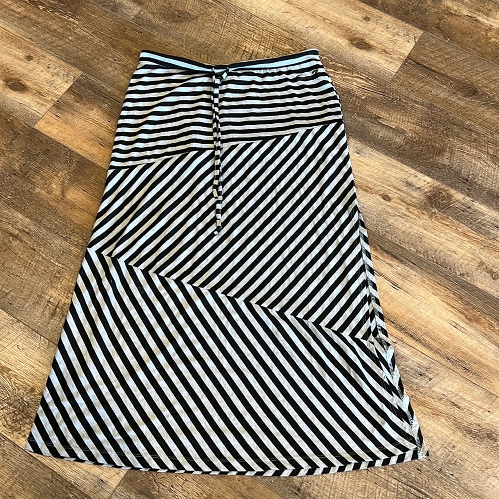 Women’s maxi skirt with slit to the side